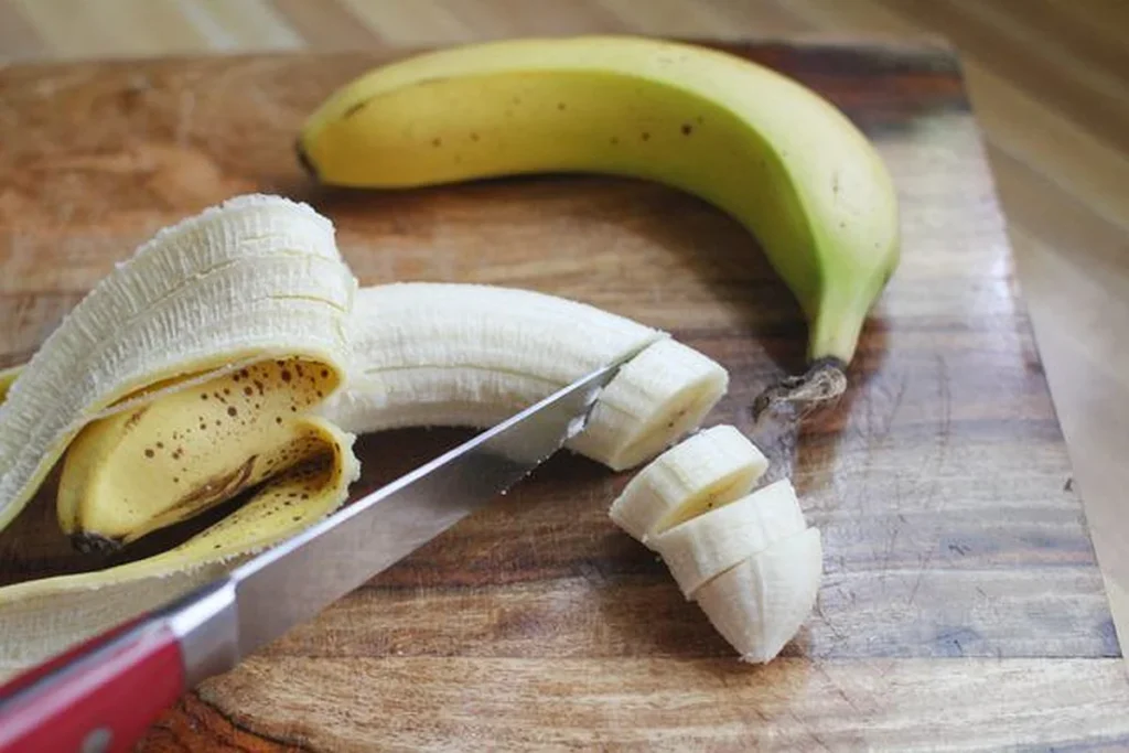 What keeps bananas from turning brown in banana pudding?