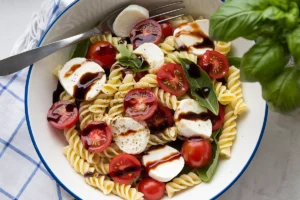 What is caprese pasta salad made of?