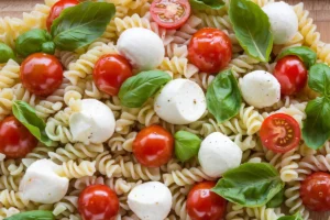 What is caprese pasta salad made of?